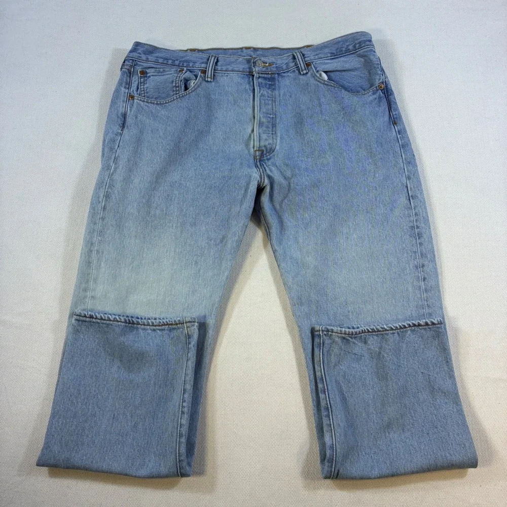Vintage Levis 501 Mens Light Wash Straight Leg Button Fly Denim‎ Jeans 38x29